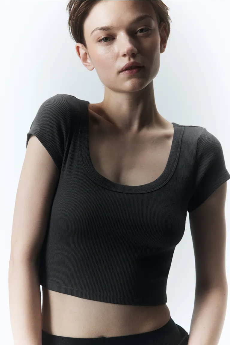 

Короткая футболка в рубчик H&M, серый