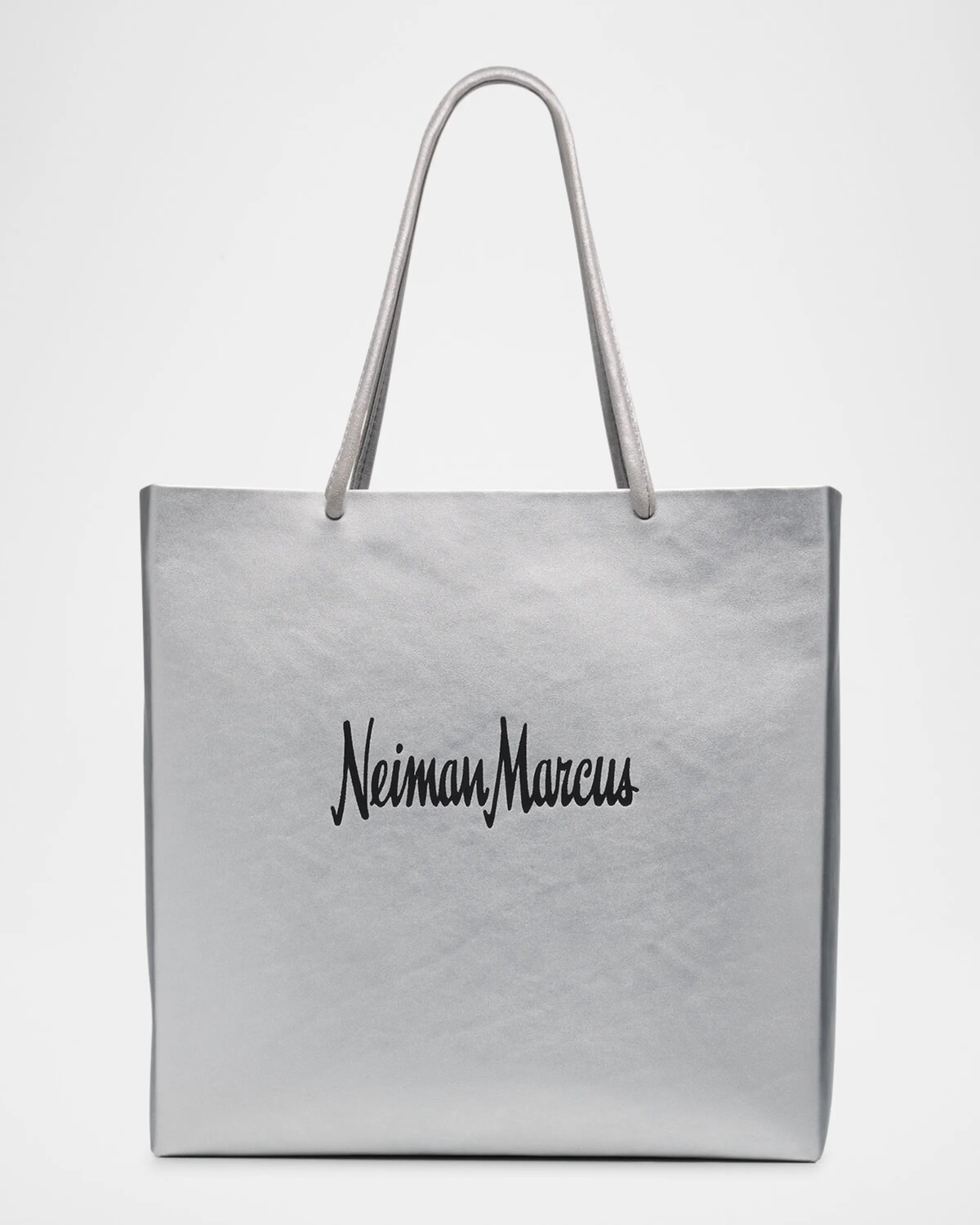 

Кожаная большая сумка-шоппер Neiman Marcus металлик Gigi New York, цвет Metallic Silver