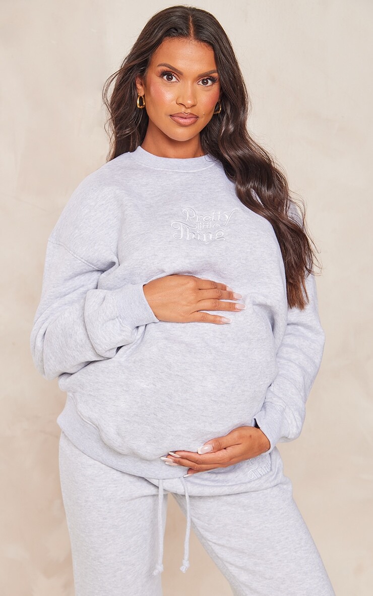 

PrettyLittleThing Большой свитшот для беременных пепельно-серого цвета с вышивкой, Серый
