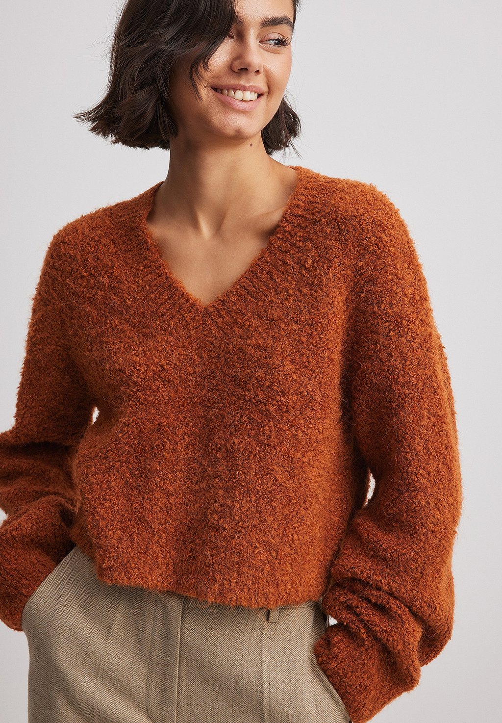 

Вязаный свитер CROP-STRICKPULLOVER MIT V-AUSSCHNITT NA-KD, цвет rust