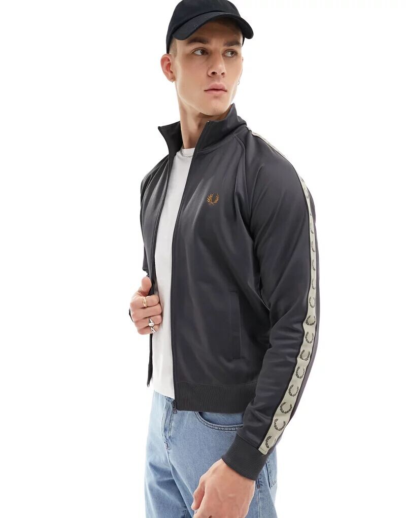 

Серая спортивная куртка с контрастной тесьмой Fred Perry