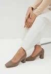 Классический каблук FOREVER COMFORT SQUARE TOE REGULAR WIDE FIT Next, коричневый балетки forever comfort round toe regular fit next зеленый