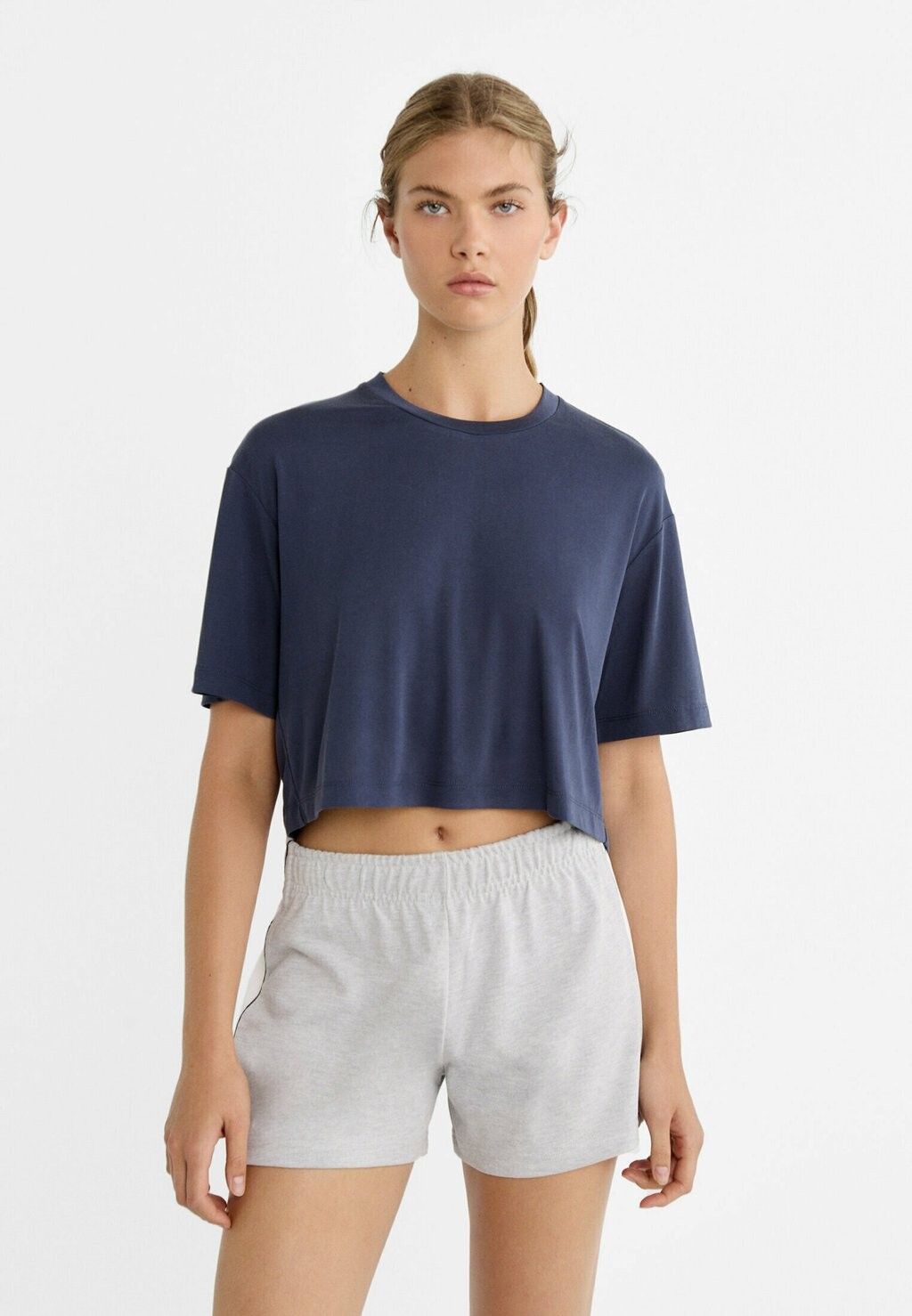 

Базовая футболка FLOWING CREW NECK SHORT SLEEVES Stradivarius, темно-синий