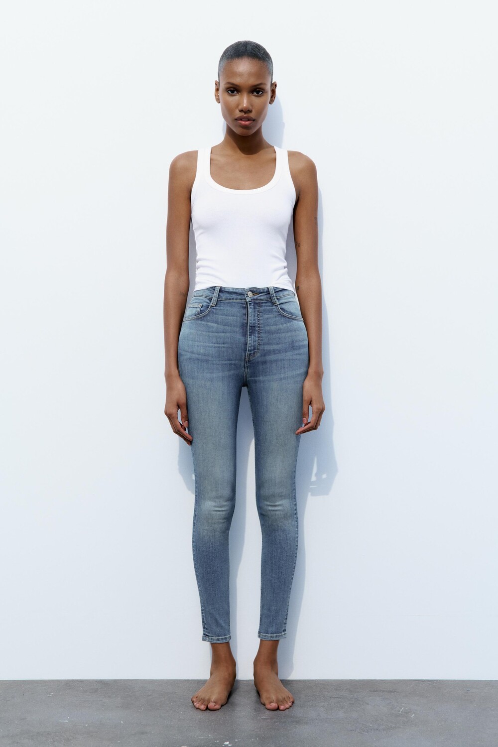 

Джинсы из суперэластичной ткани с высокой талией и пятью карманами ZARA, синий