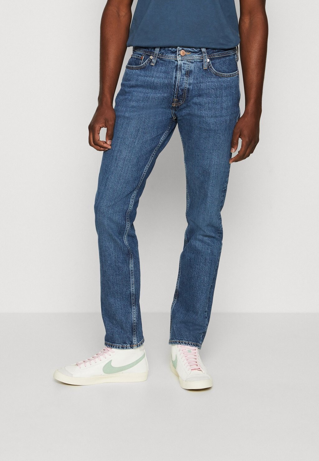 

Джинсы прямого кроя Jack & Jones