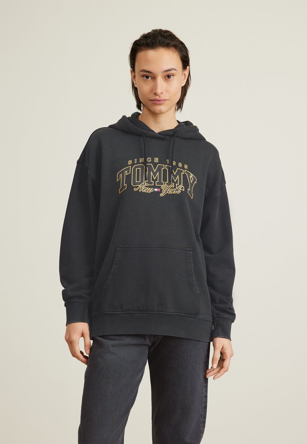 

Толстовка Tommy Jeans ХУДИ LUXE VARSITY, черный