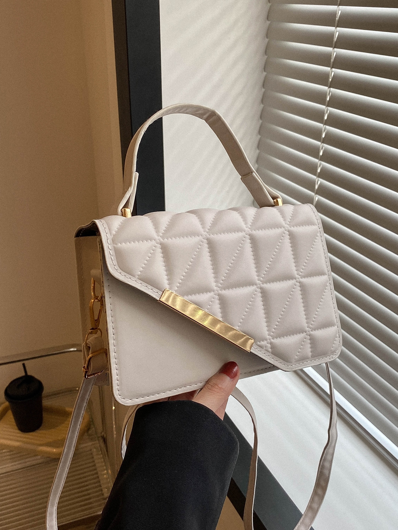 Миниатюрная стеганая квадратная сумка с металлическим декором и клапаном цвета хаки, белый