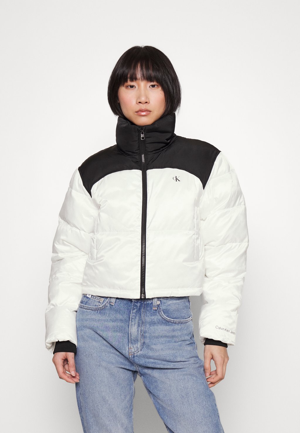 Зимняя куртка BLOCKED CROPPED PUFFER Calvin Klein Jeans, ярко-белый/черный цена и фото