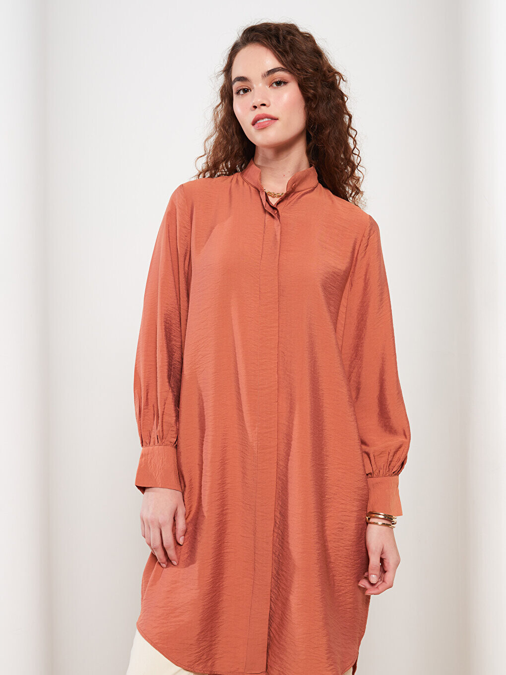 

Простая женская рубашка-туника с длинным рукавом LCW Modest, корица