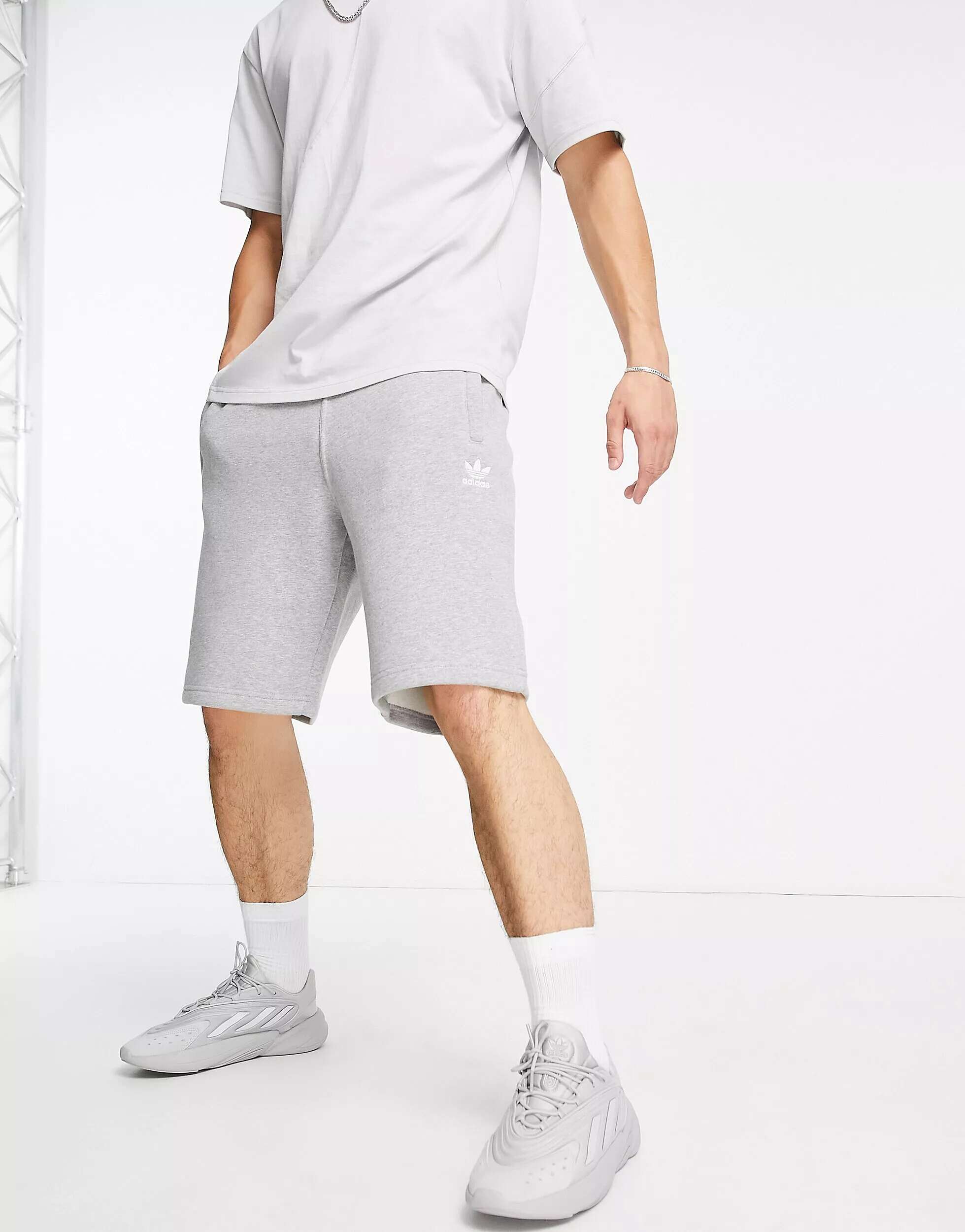 

Серые шорты adidas Originals Essentials