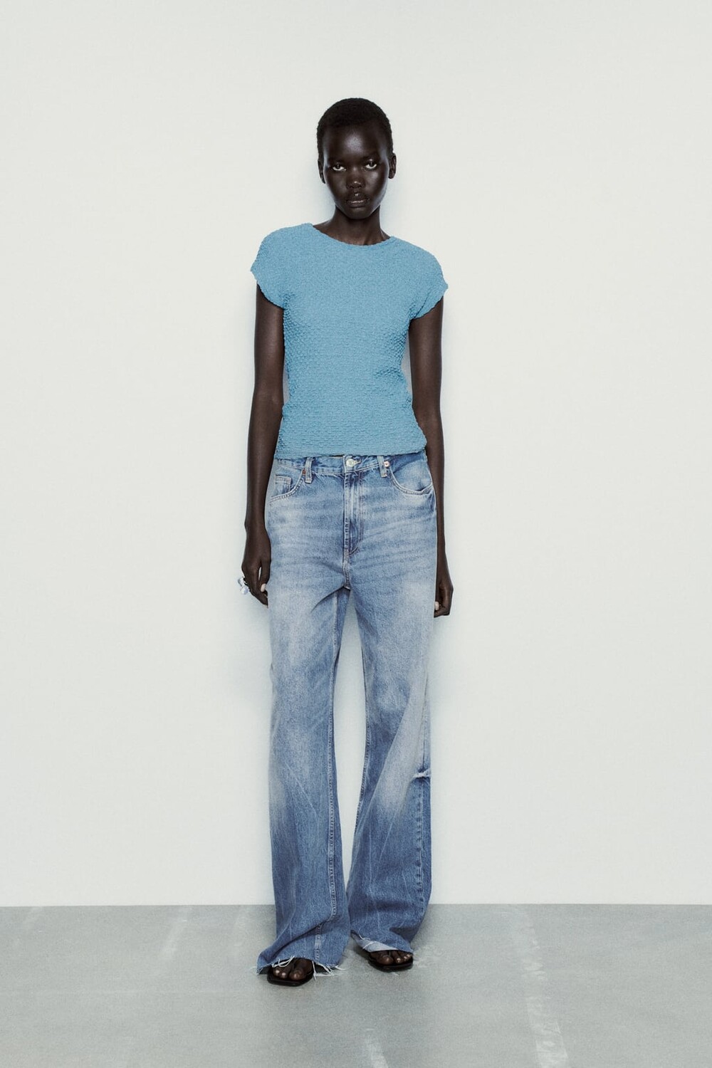 

Футболка с текстурной футболкой со сниженными плечами ZARA, синий