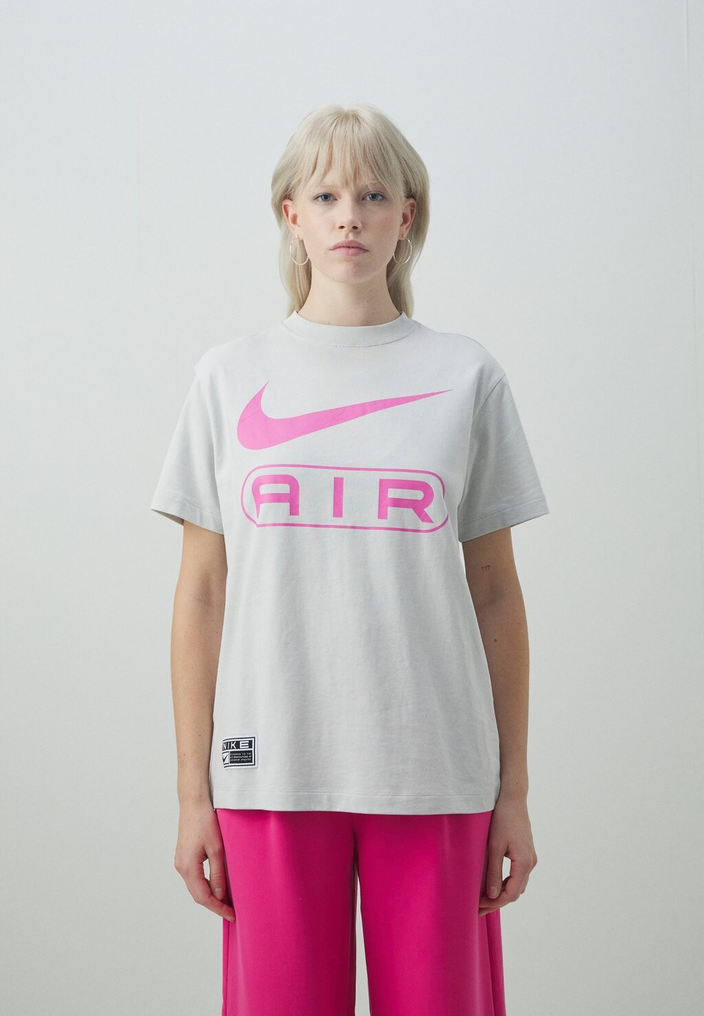 

Футболка с принтом Tee Nike, цвет photon dust/(playful pink)