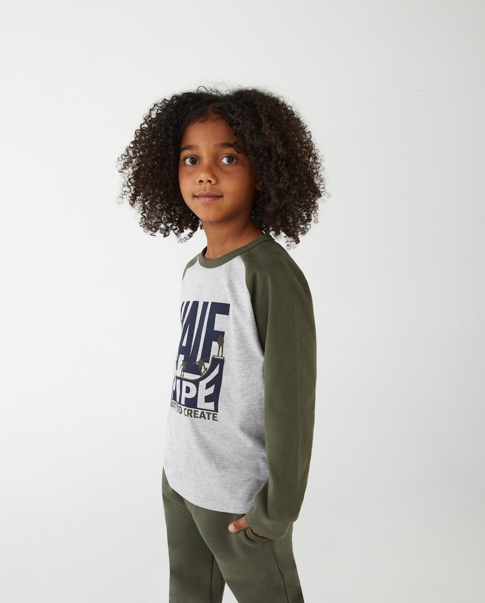 

Футболка для мальчика с длинными рукавами и круглым вырезом. Kids El Corte Inglés, каки