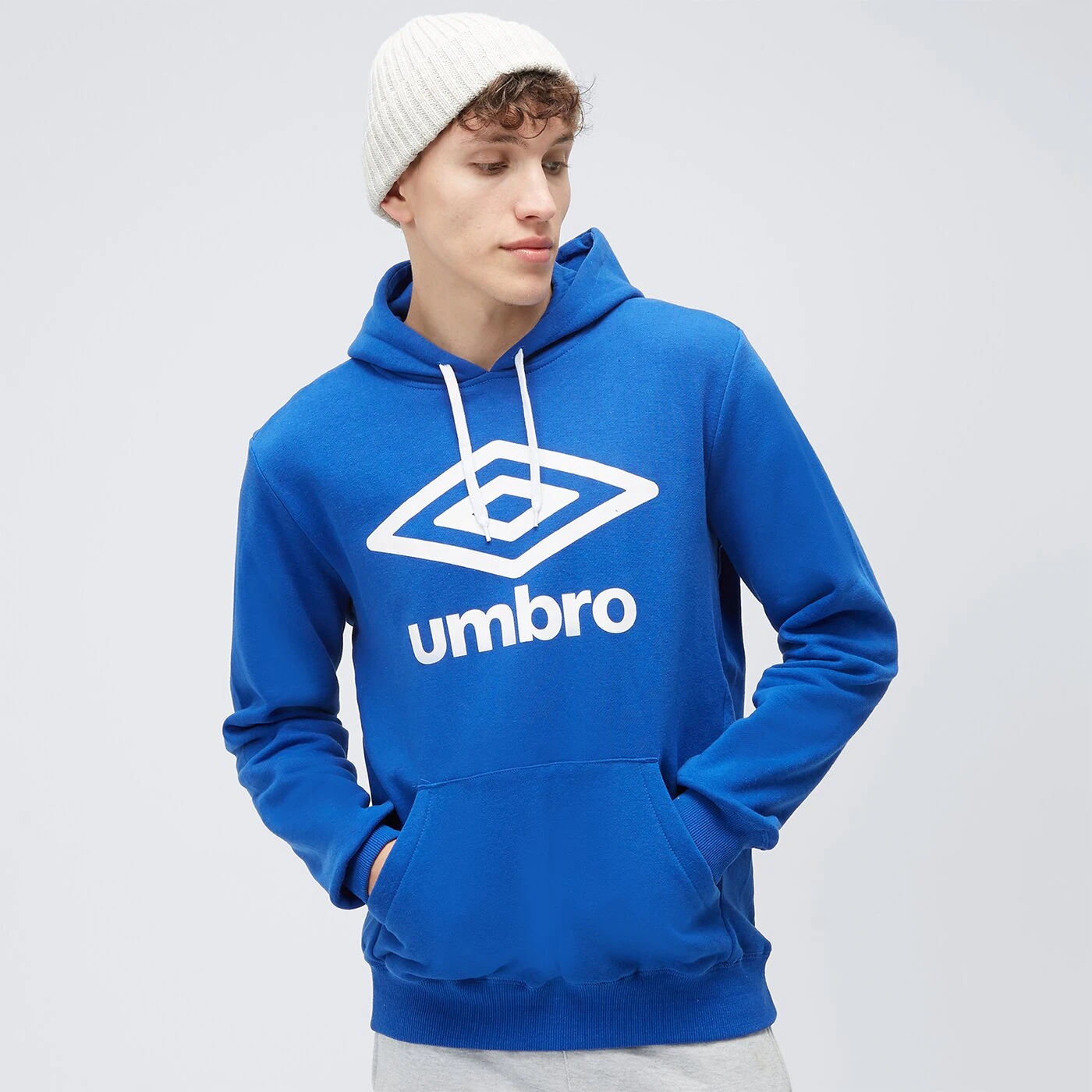 цена Свитшот Umbro с большим логотипом, синий