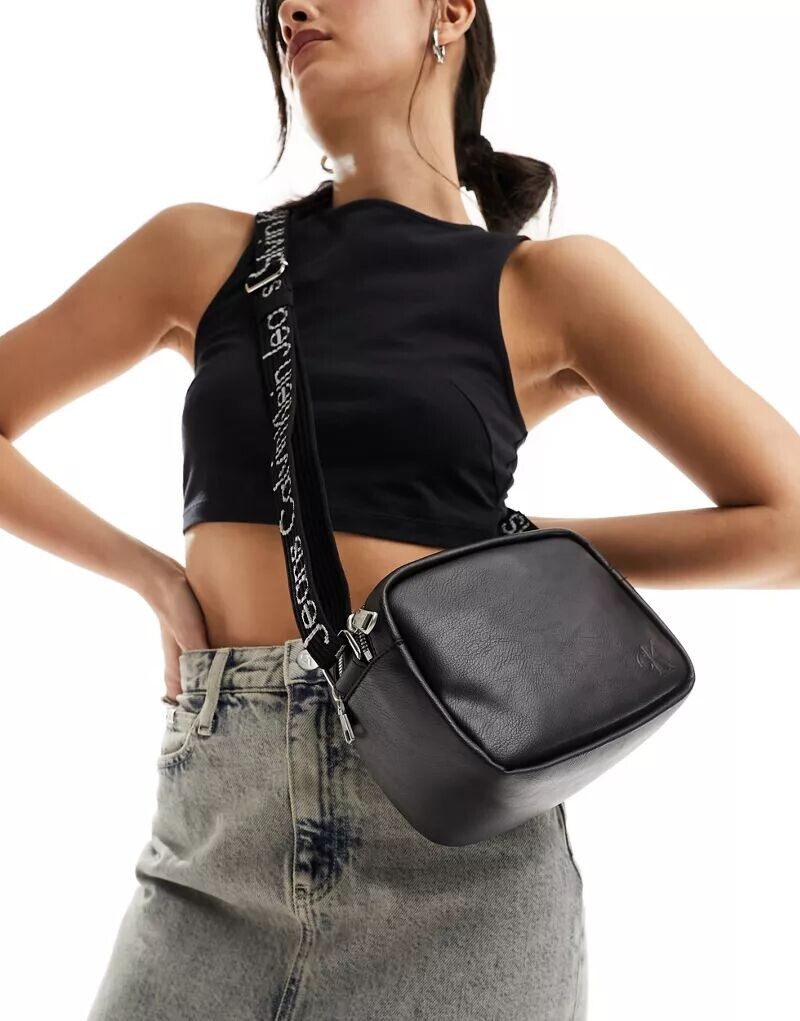 

Сверхлегкая черная сумка для фотоаппарата из полиуретана Calvin Klein с двойной застежкой-молнией