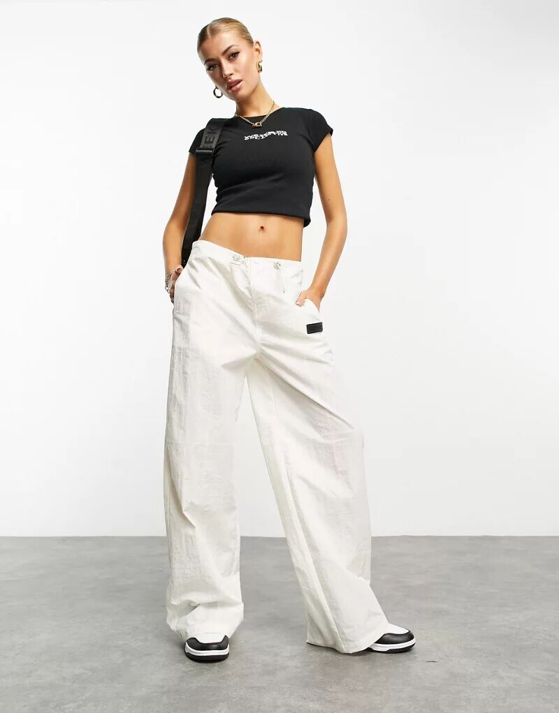 

Бежевые нейлоновые брюки карго ASOS Weekend Collective