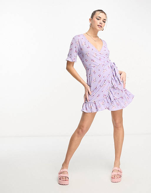 Эксклюзивное чайное мини-платье с запахом сиреневого цвета с винтажным цветочным принтом JDY блузка с запахом vero moda сиреневого цвета с ярким цветочным принтом