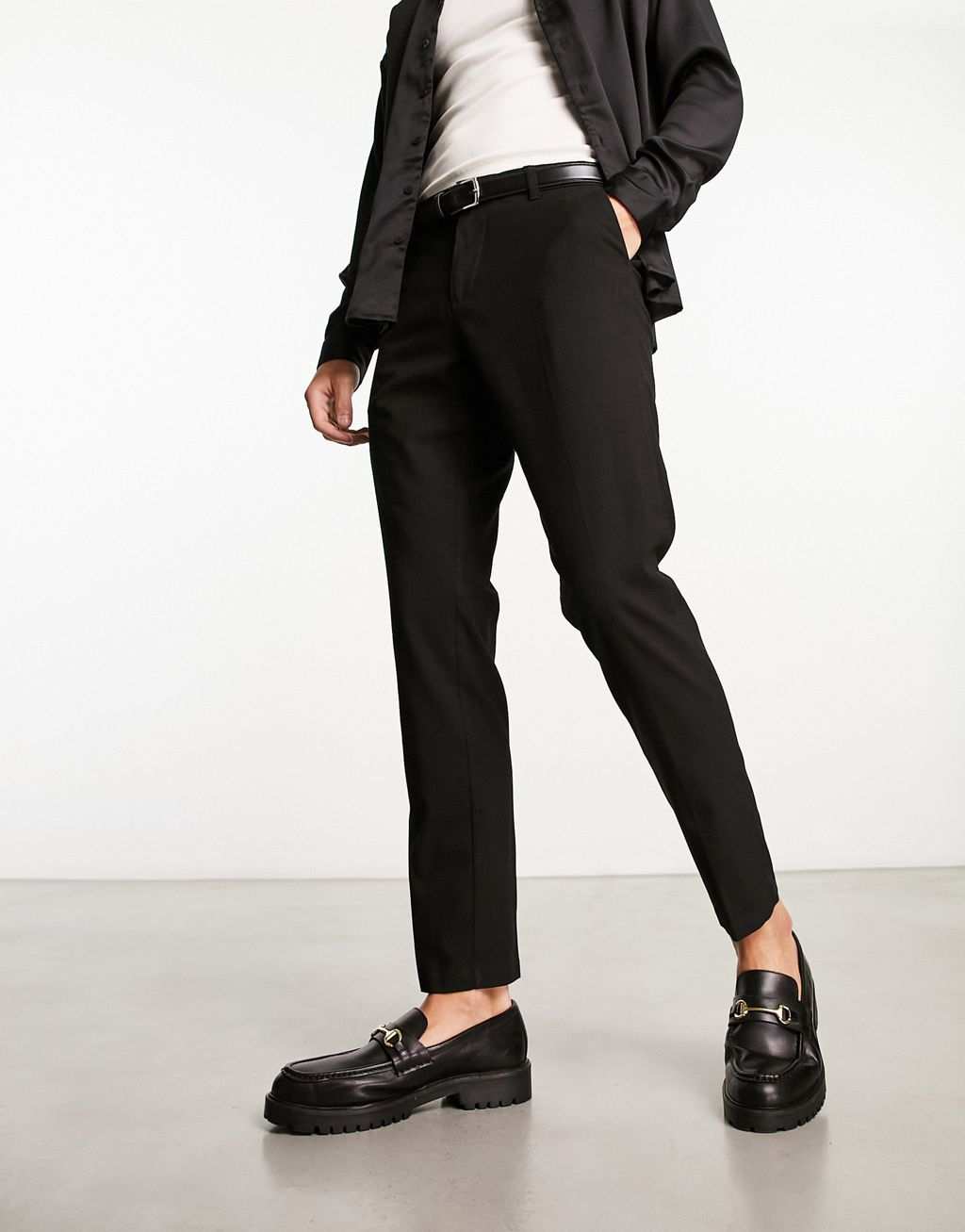 Черные однотонные костюмные брюки New Look бирюзовые костюмные брюки скинни new look