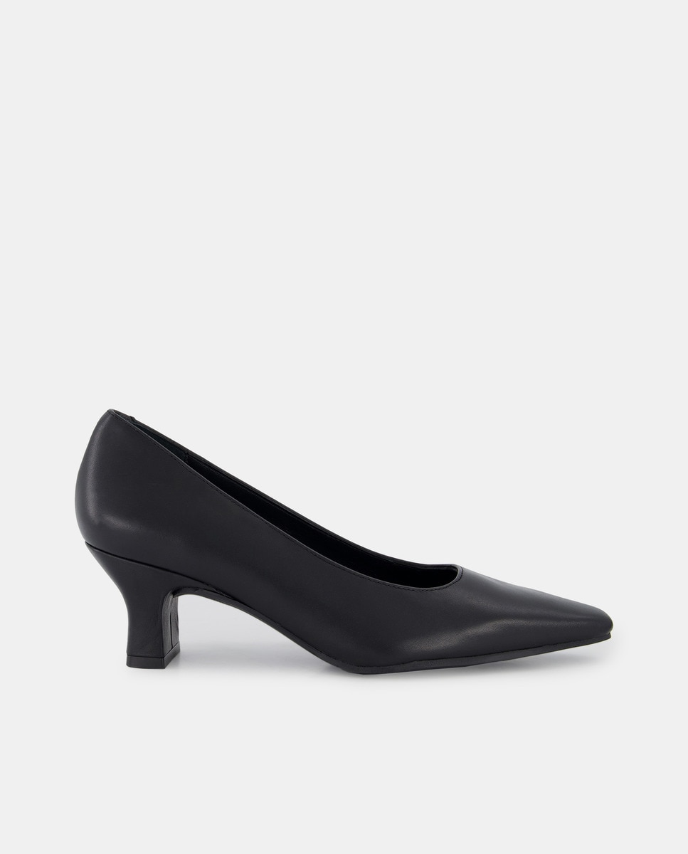 цена Женские кожаные туфли с острым носком и блочным каблуком Pedro Miralles, черный