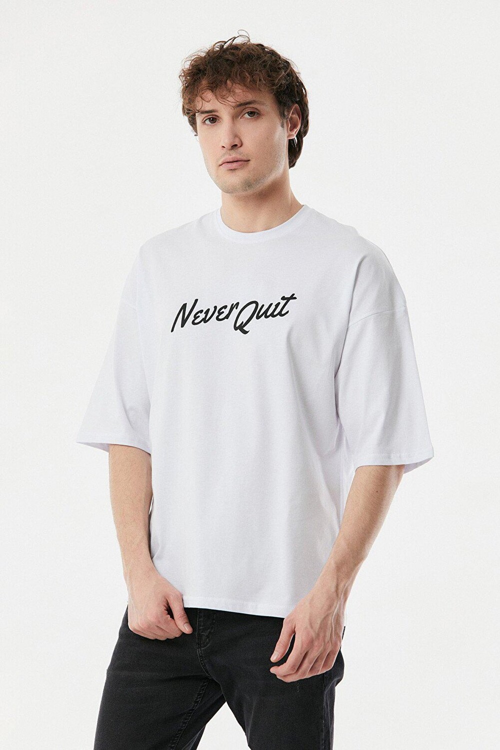 

Футболка оверсайз с принтом Never Out Out Fullamoda