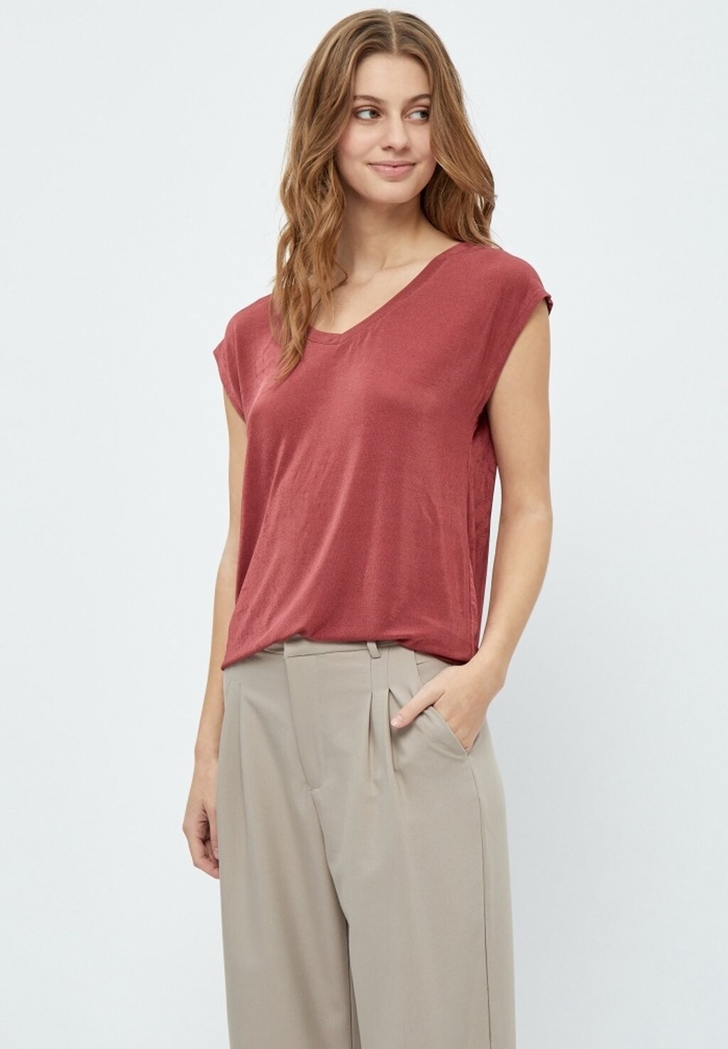 

Базовая футболка DEBOB SHORTSLEEVE SHIMMER T-SHIRT. Desires, красный