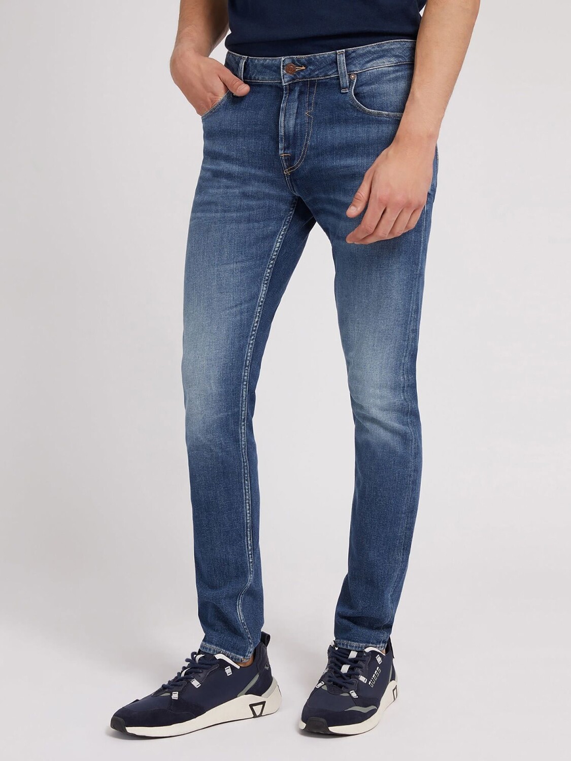 

Джинсы скинни Chris из денима GUESS, керри мид