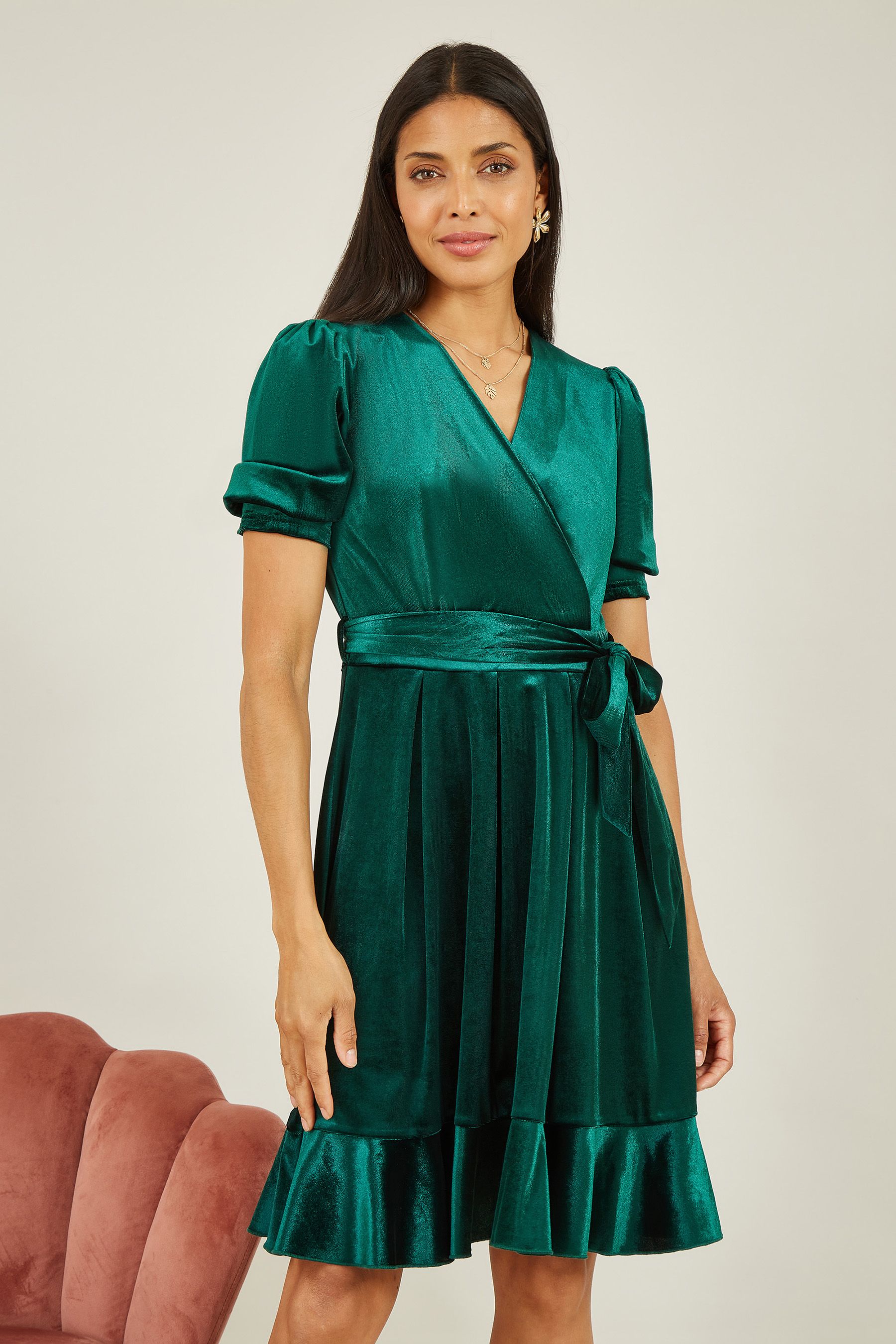 цена Бархатное платье расклешенным по низу бантом и поясом Mela, зеленый