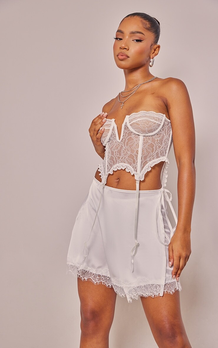 

PrettyLittleThing Белая атласная юбка с запахом и кружевной отделкой