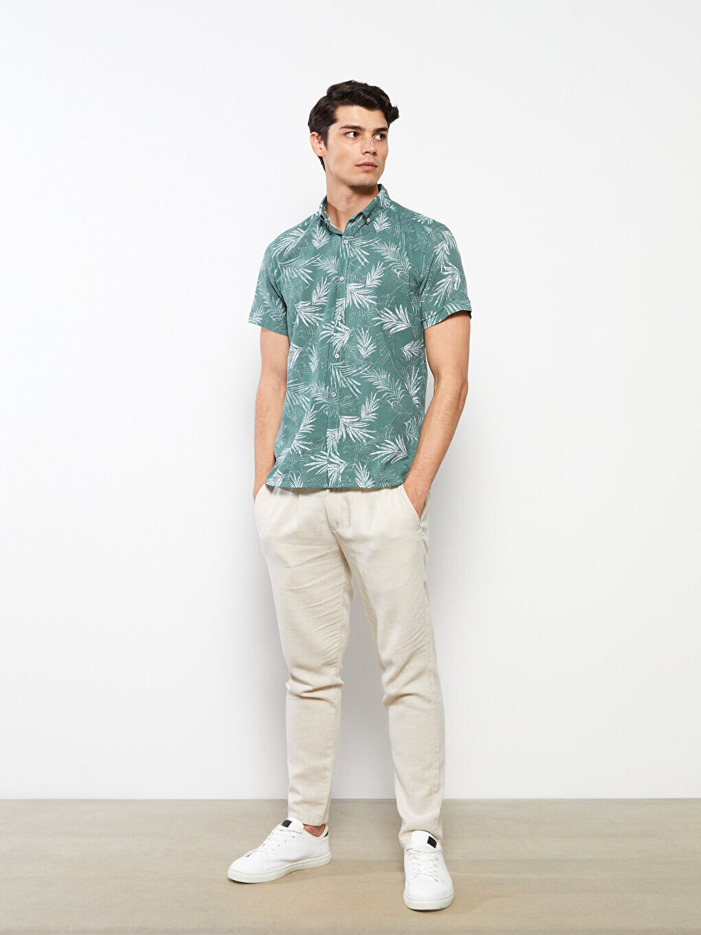 

Мужская рубашка из поплина с коротким рукавом Slim Fit с рисунком LCW Vision, темно-зеленый с принтом