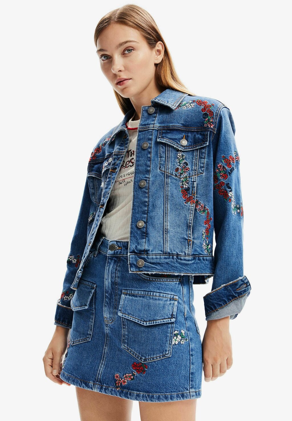 

Джинсовая куртка Desigual ВЫШИВАННЫЙ TRUCKER, синий