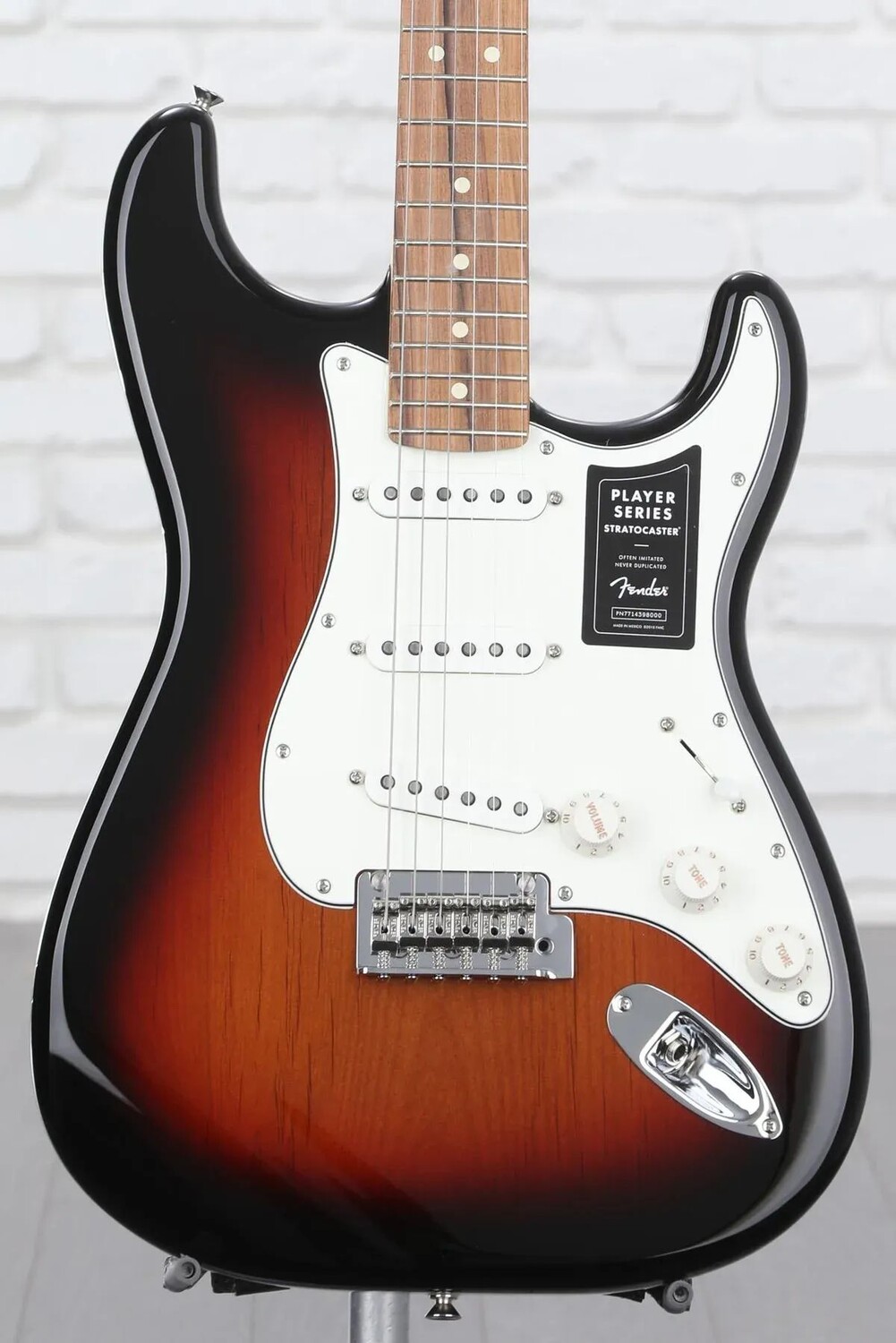 

Fender Player Stratocaster — 3-Tone Sunburst с демо-версией накладки на гриф Pau Ferro