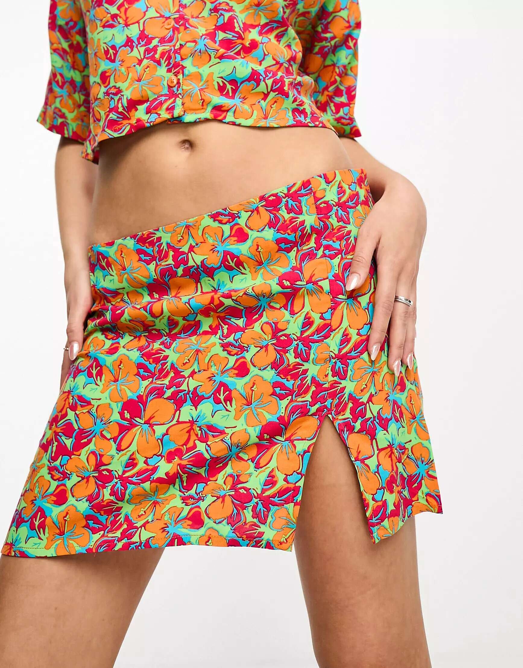 Комбинированная мини-юбка Noisy May с заниженной талией и ярким цветочным принтом