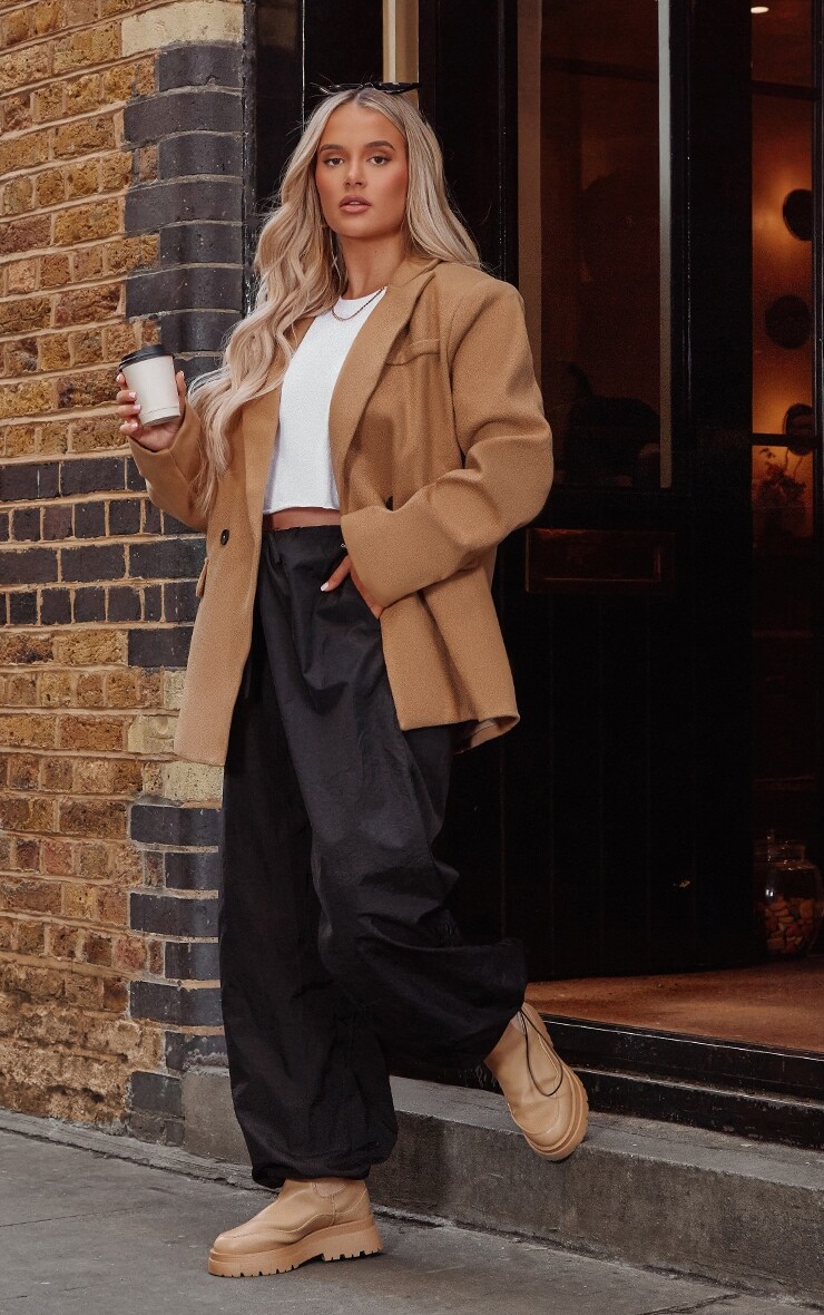 

PrettyLittleThing Черные легкие грузовые сумки с парашютным переключением