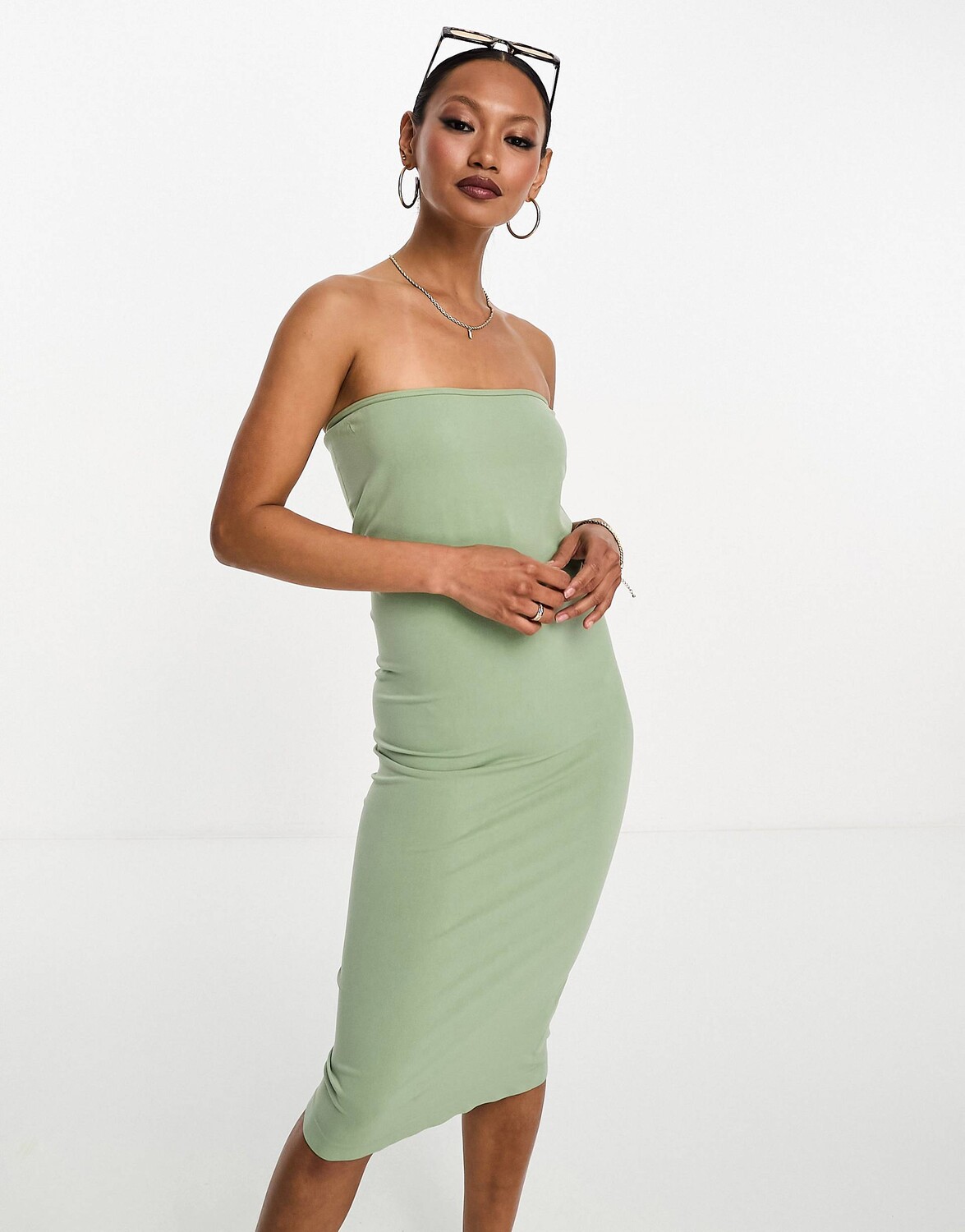 

Бесшовное платье миди-бандо цвета хаки ASOS DESIGN