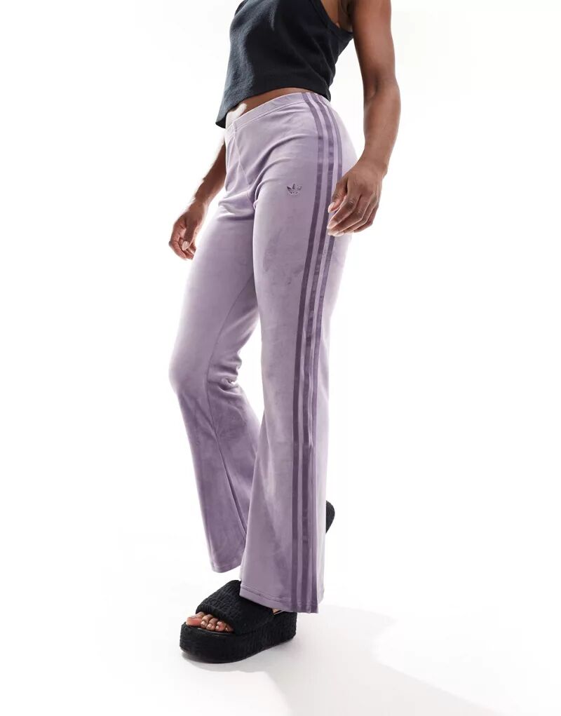 цена Фиолетовые бархатные расклешенные брюки adidas Originals