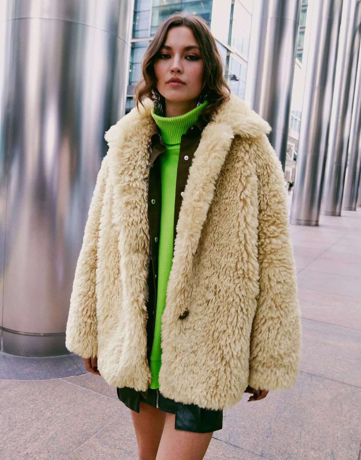 

Песочная куртка из фигурной искусственной овчины ASOS, Бежевый