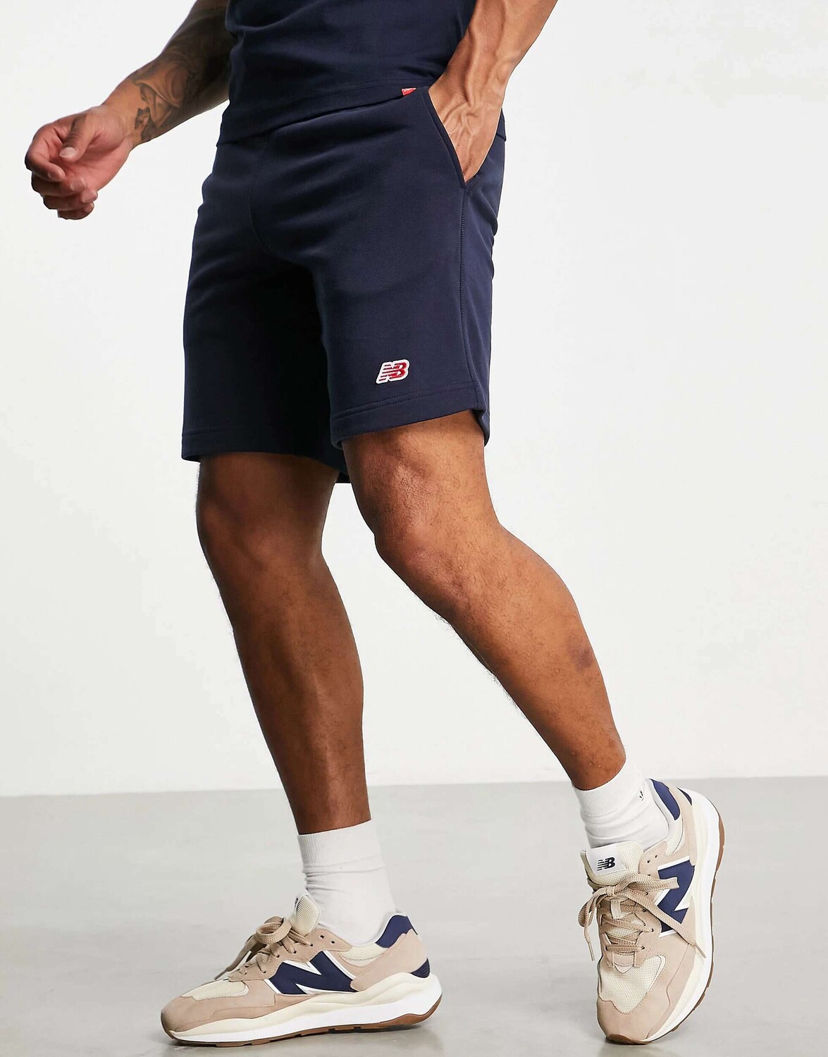 

Темно-синие шорты с маленьким логотипом New Balance
