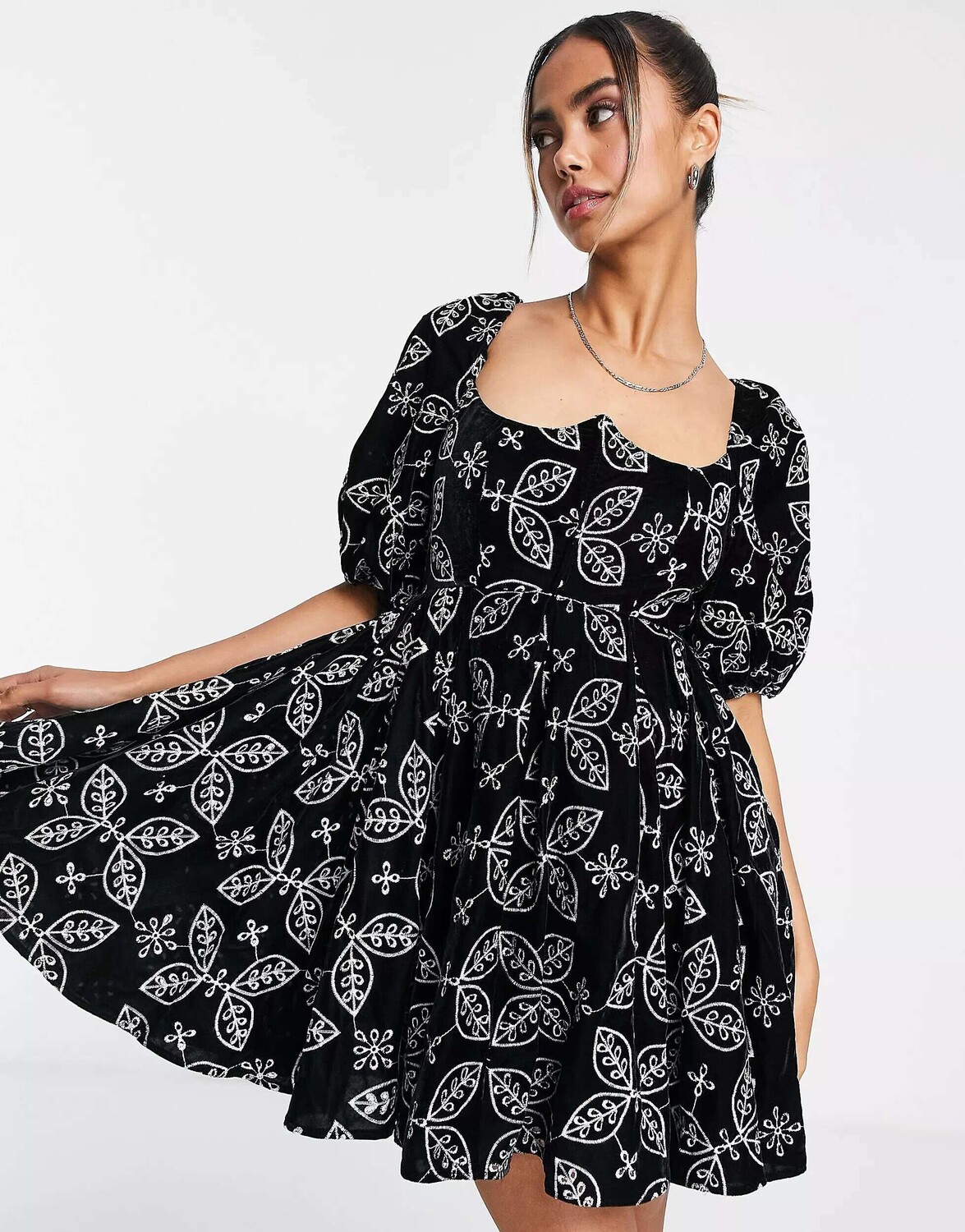 

Мягкое черное бархатное мини-платье ASOS с контрастной вышивкой, Черный