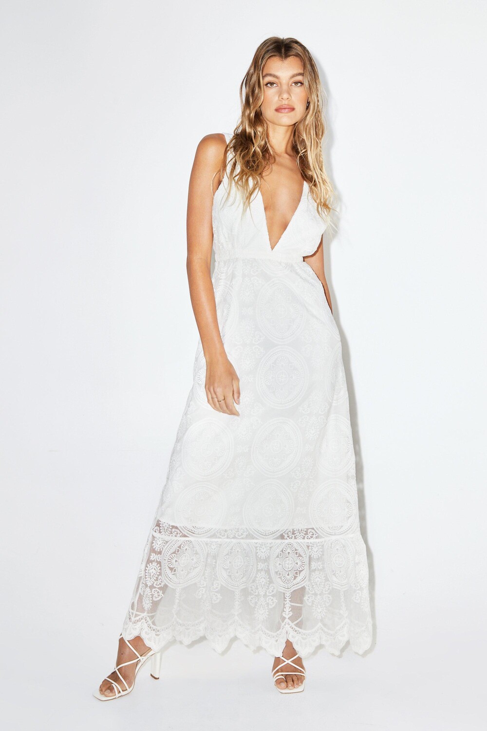 

Кружевное платье макси с глубоким вырезом Nasty Gal, белый
