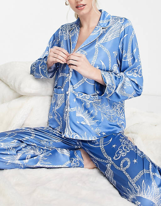 

Сине-белая атласная пижама из рубашки и брюк в стиле барокко ASOS DESIGN Tall