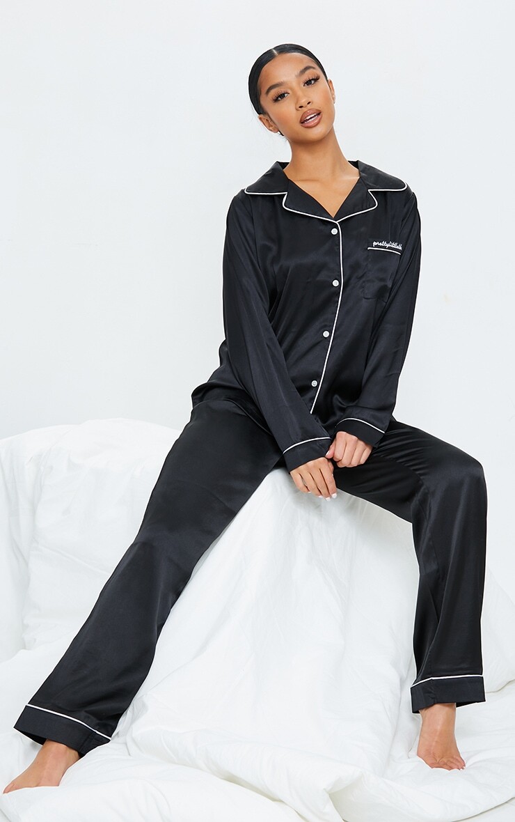 

PrettyLittleThing Petite Черный атласный длинный пижамный комплект с карманами