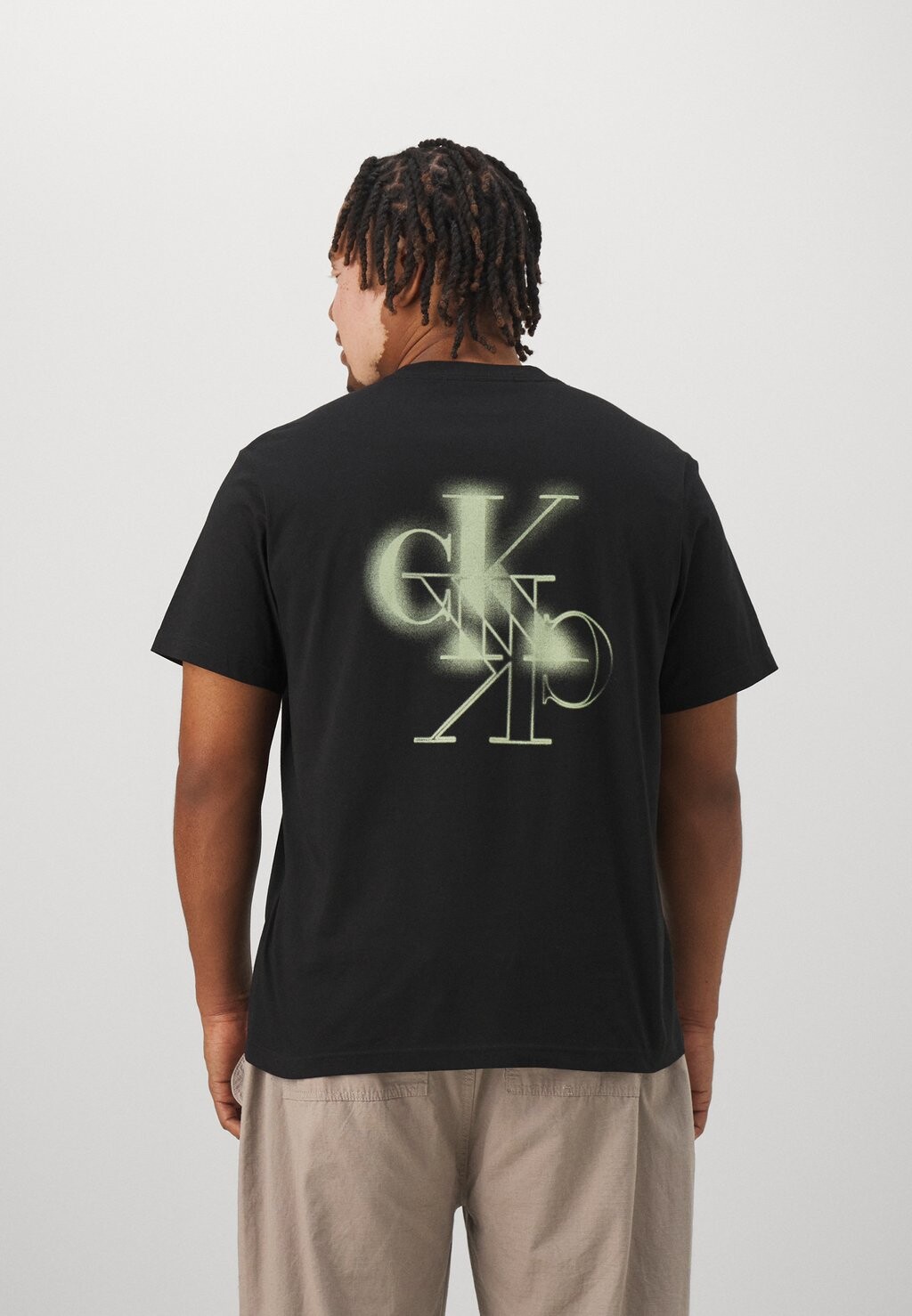 

Футболка с принтом Mirrored Logo Calvin Klein, черный