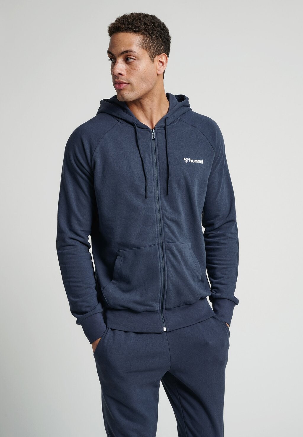

Толстовка на молнии Hummel