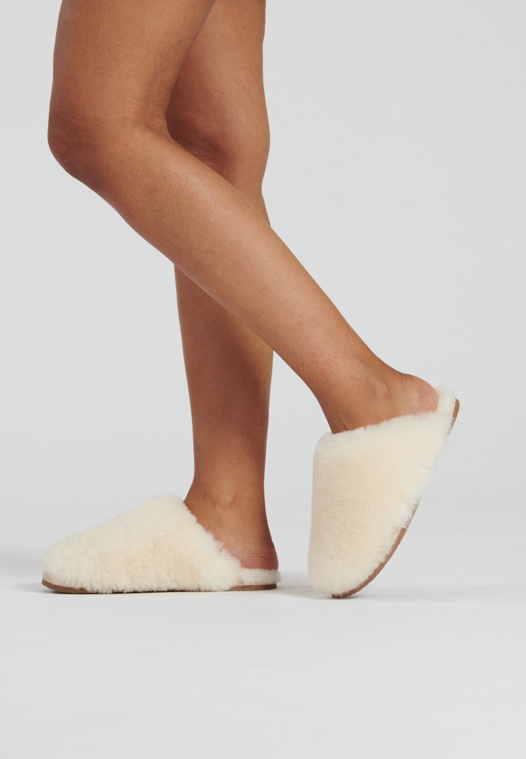 Тапочки Sheepskin Slippers Loungeable, цвет cream