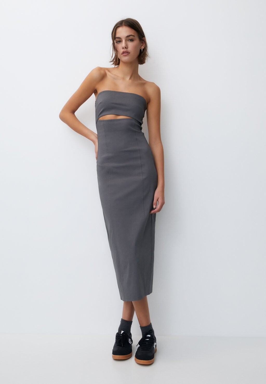 

Платье-футляр STRAPLESS With CUTOUT DETAIL PULL&BEAR, цвет dark grey