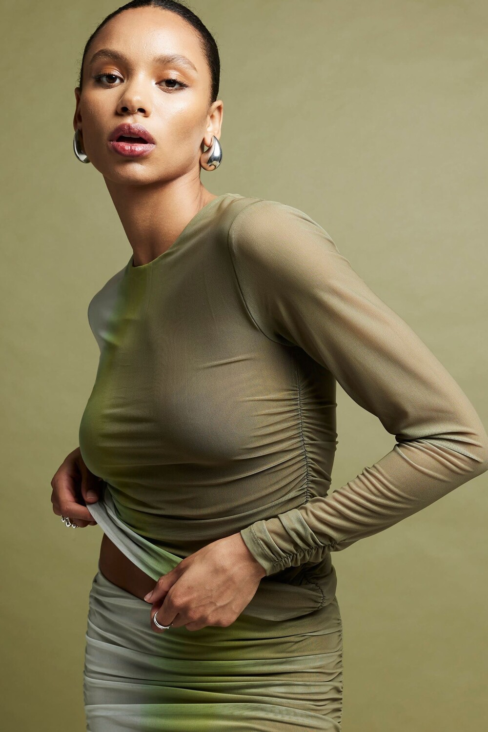 

Топ из сетчатой ткани с рюшами и эффектом омбре River Island, зеленый