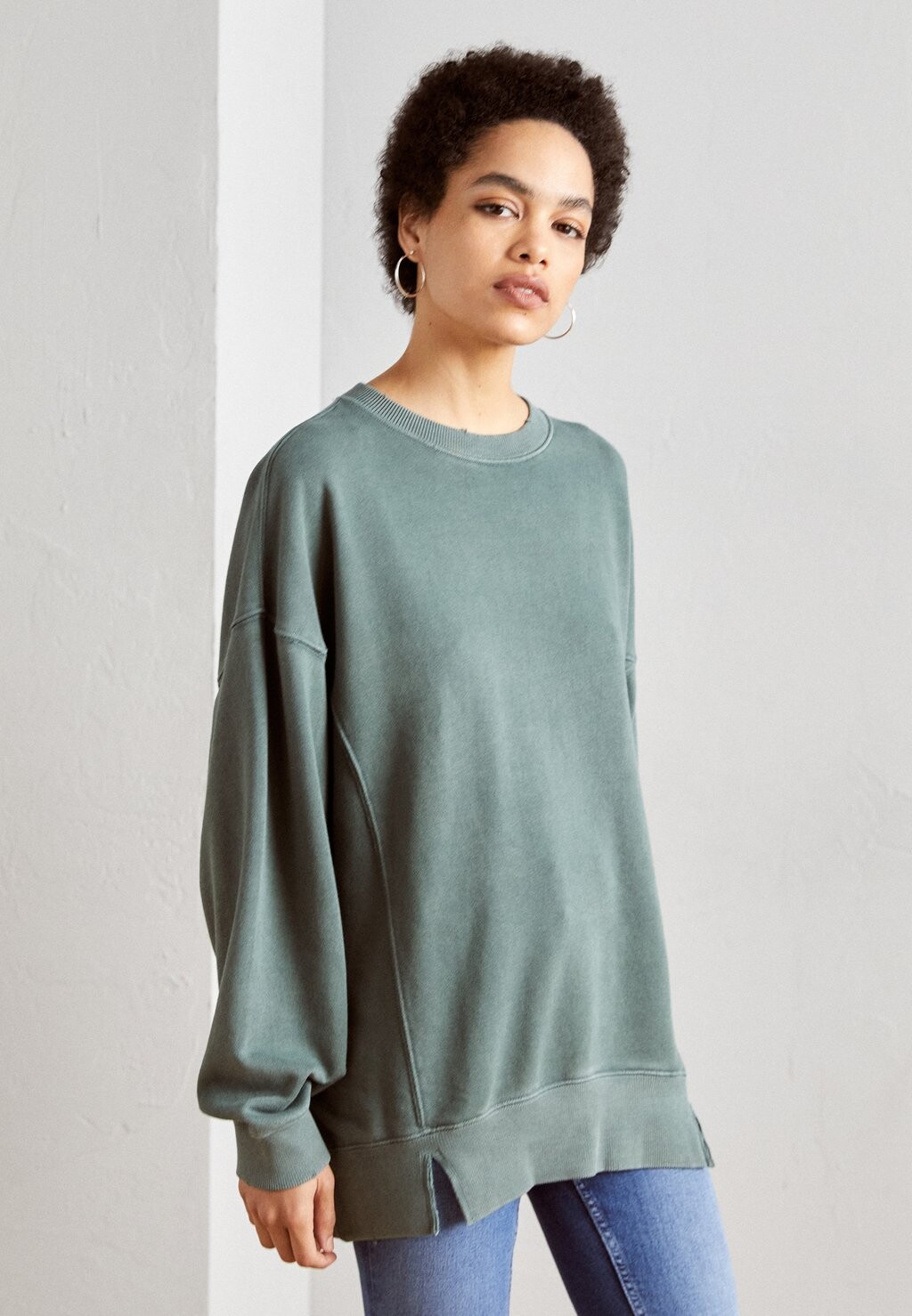 

Толстовка TWIST SEAM CREW SUNDRY aerie, королевская пальма