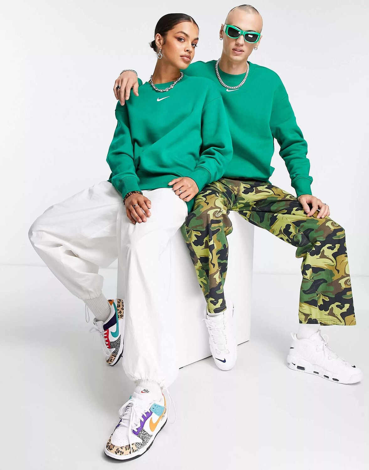 

Малахитово-зеленый свитшот унисекс Nike Mini Swoosh Oversized