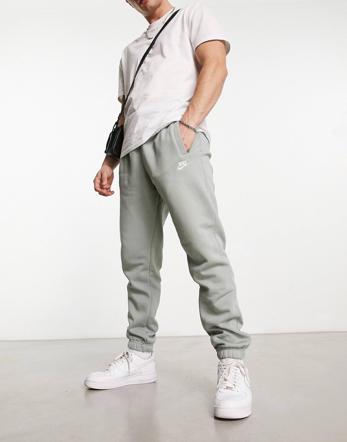 

Серые джоггеры Nike Club