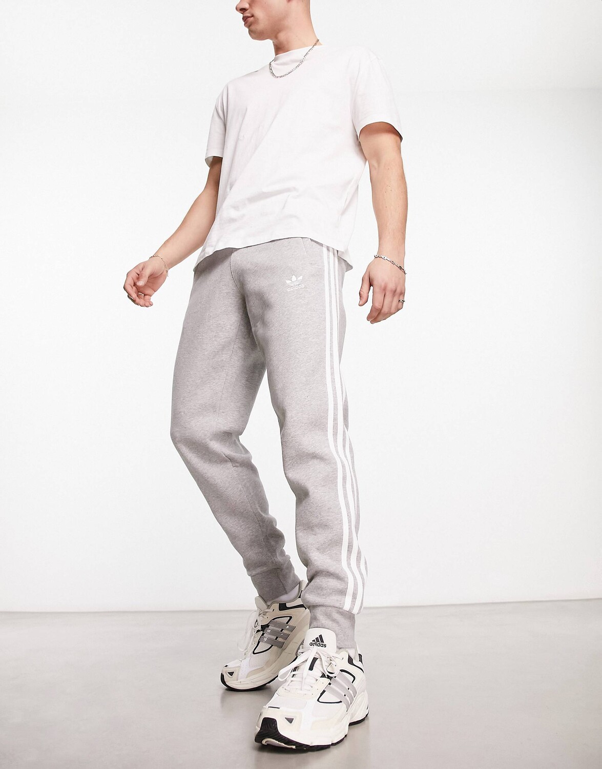 Светло-серые джоггеры с 3 полосками adidas Originals леггинсы hd4368 adidas g3stight medium grey heather 110